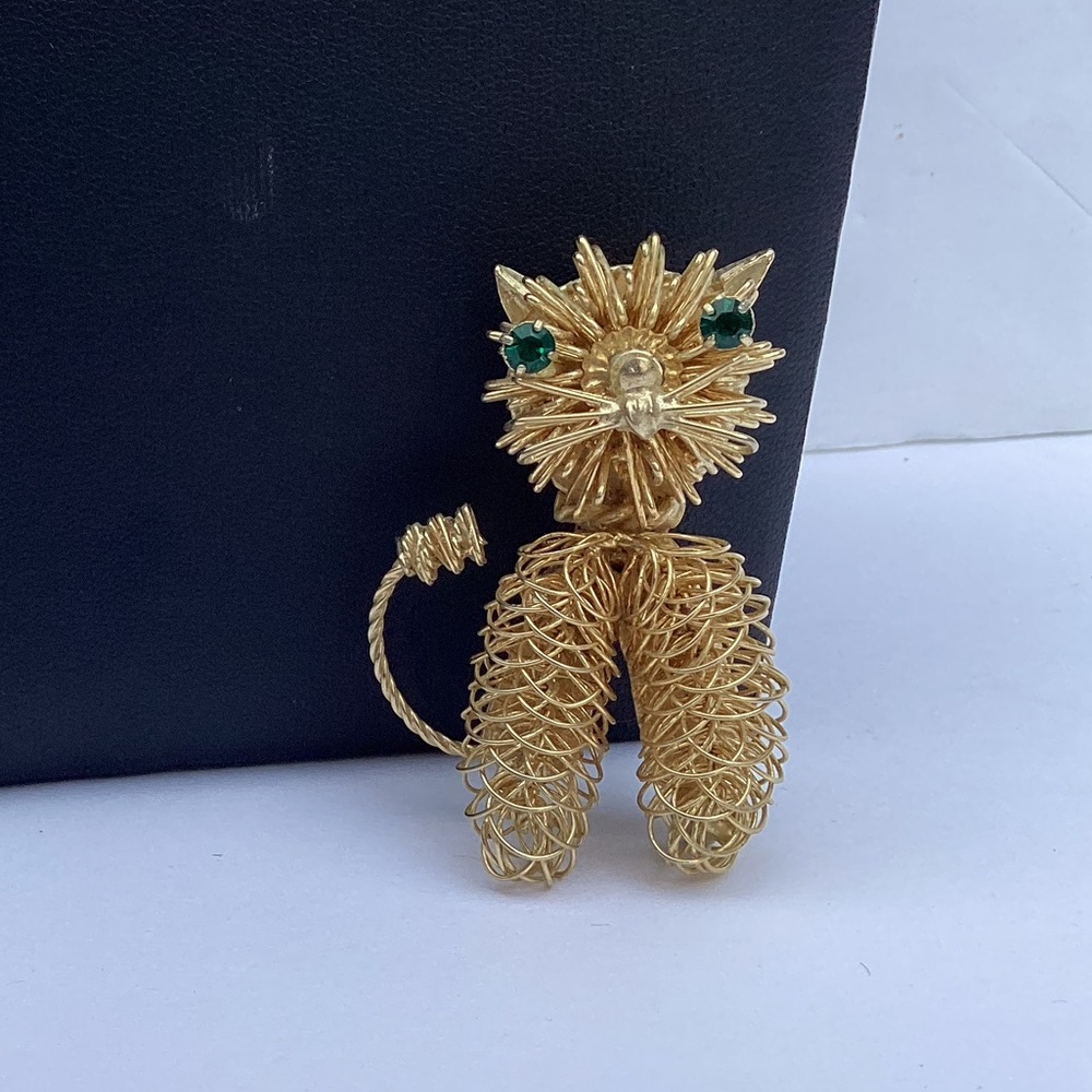 Cat brooch
